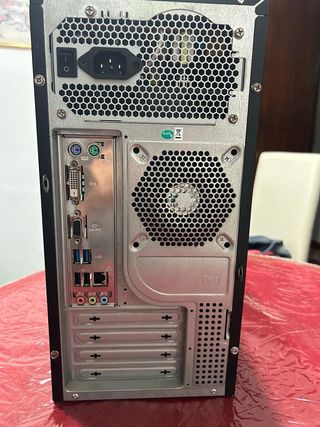 Ordenador de sobremesa con pantalla