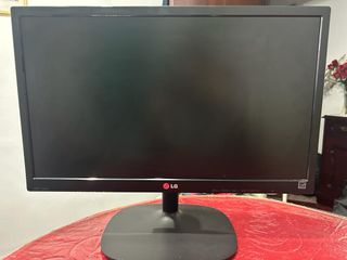 Ordenador de sobremesa con pantalla