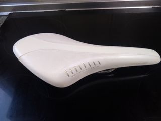 Sillín Fizik Arione blanco con luz trasera