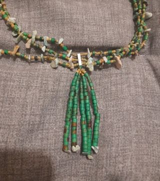 collana di pietre e perline