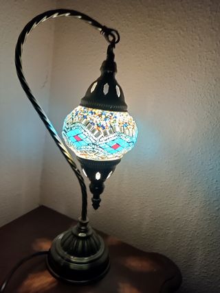 Lampara turca sobre mesa