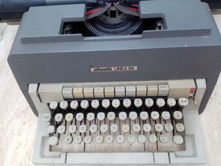 Macchina da scrivere Olivetti linea 98