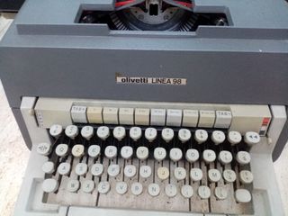 Macchina da scrivere Olivetti linea 98