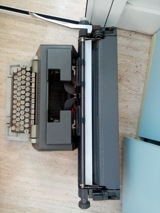 Macchina da scrivere Olivetti linea 98