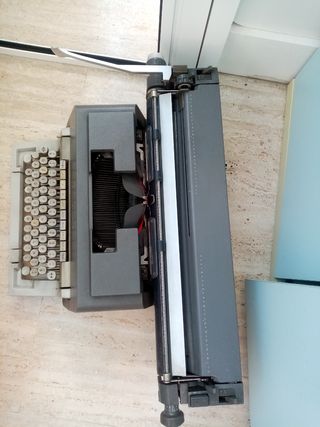 Macchina da scrivere Olivetti linea 98