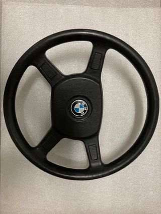 Volante BMW E30 en perfecto estado.