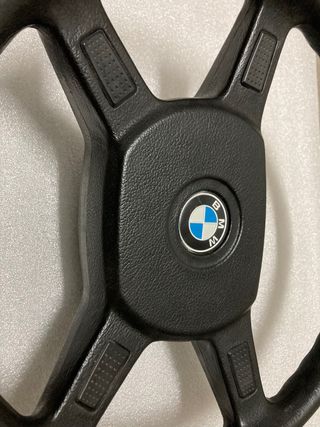 Volante BMW E30 en perfecto estado.
