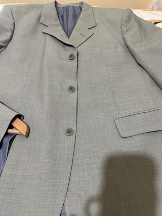 Traje de hombre color gris, solo una puesta
