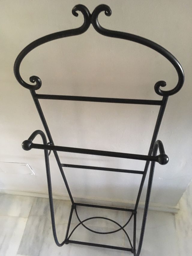 PERCHERO DE HIERRO DE PIE