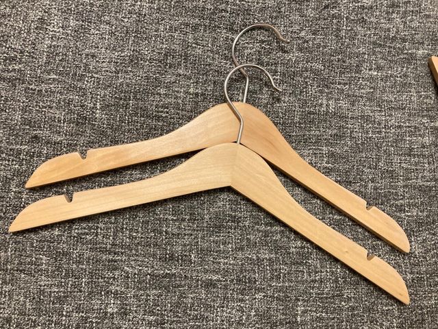 Perchas de madera niñ@.