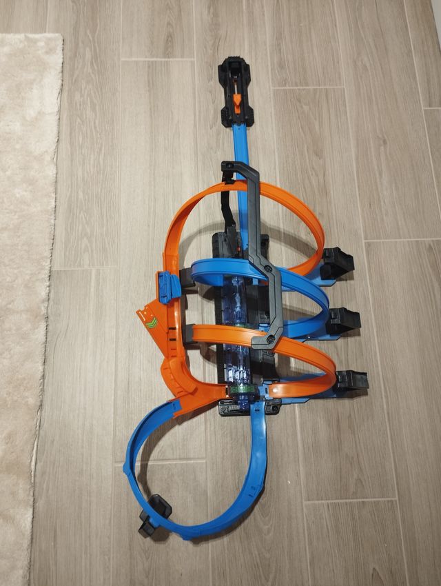 Pista Hot wheels triple looping