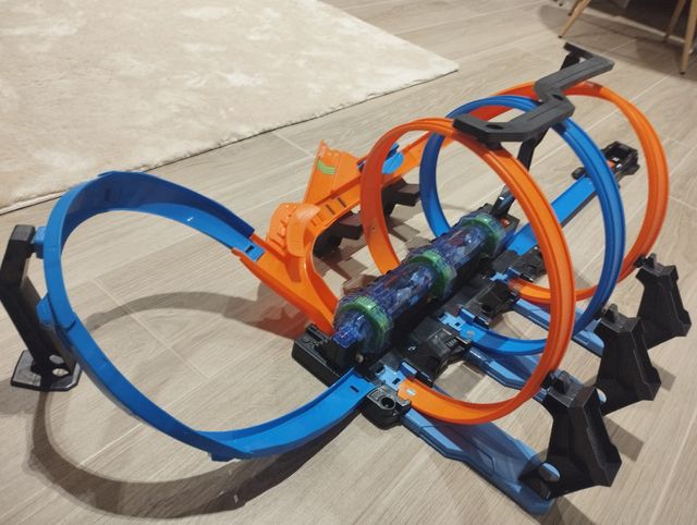 Pista Hot wheels triple looping