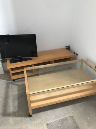 Mesa de Ikea con ruedas color miel