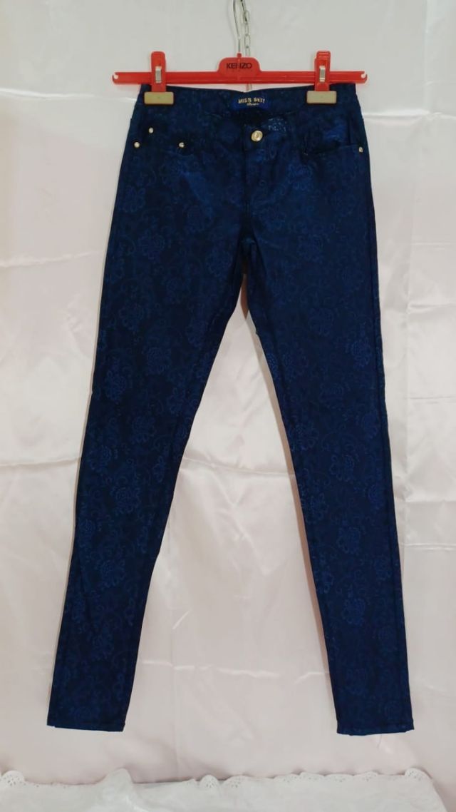 Jeans donna con la fantasia floreale