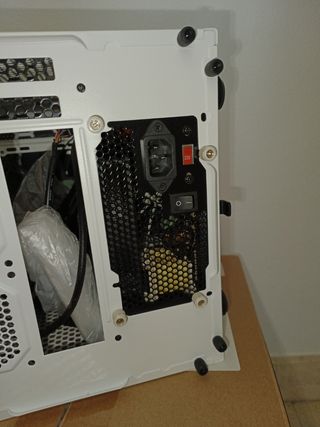 Thermaltake Core V1 snow edition con fuente