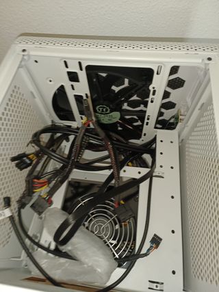 Thermaltake Core V1 snow edition con fuente