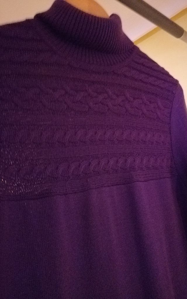 Vestido 50% de lana, con cuello. Talla 48-50.