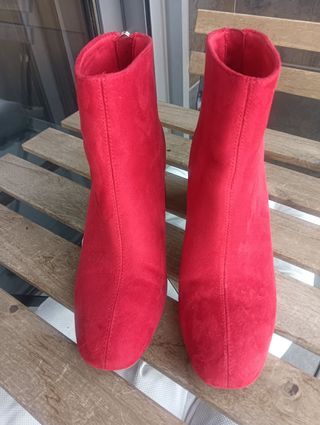 Botines rojos de Stradivarius 
