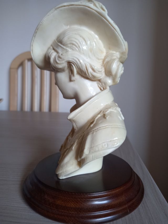 Figura busto de mujer