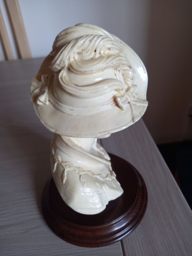 Figura busto de mujer