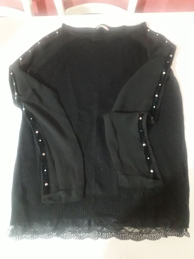 Maglioncino con pizzo e trasparenze