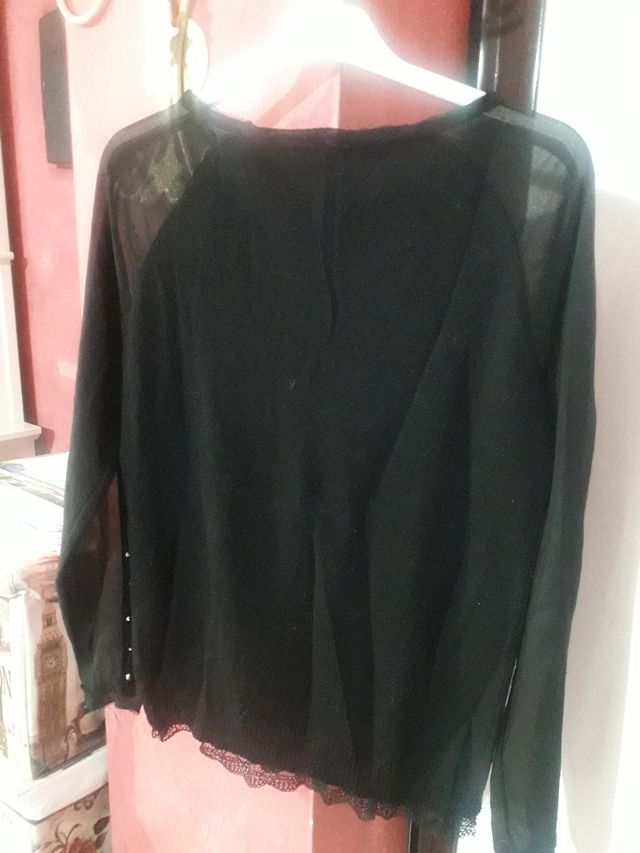 Maglioncino con pizzo e trasparenze