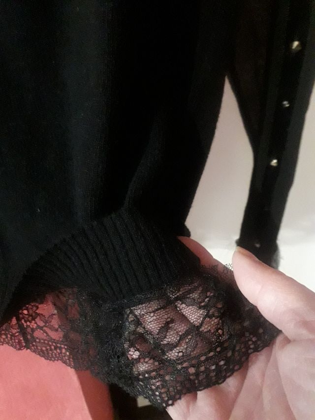 Maglioncino con pizzo e trasparenze