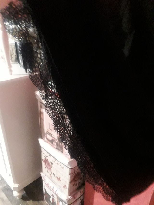 Maglioncino con pizzo e trasparenze