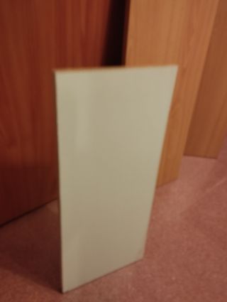 Estanterías y colchón de cuna