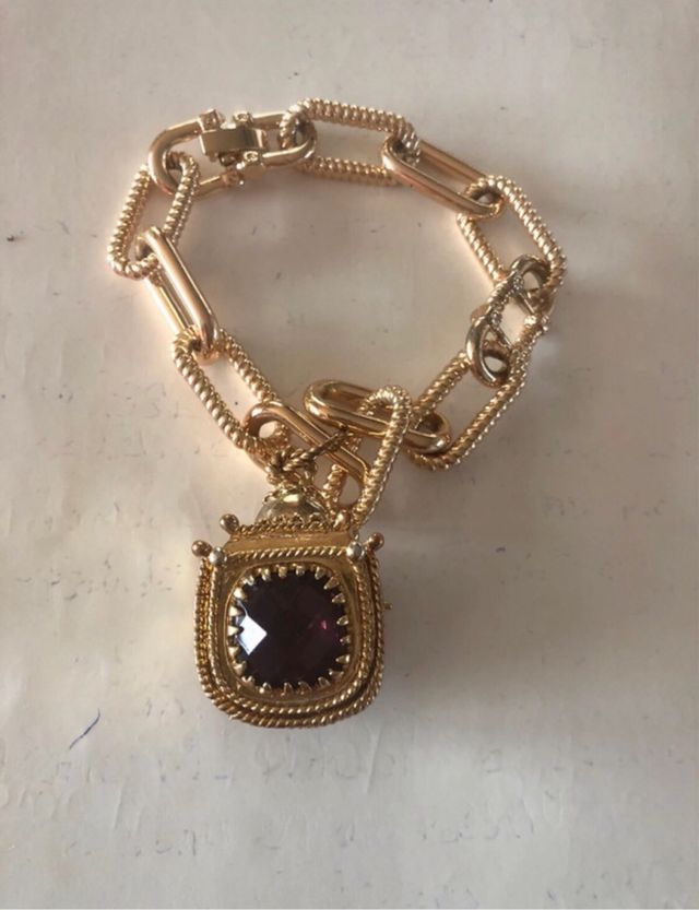 Bracciale dorato con ciondolo