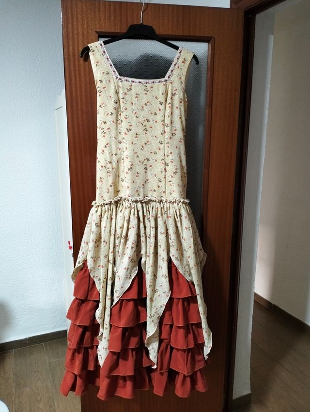 Ya está aquí el Rocío,vestido rociero