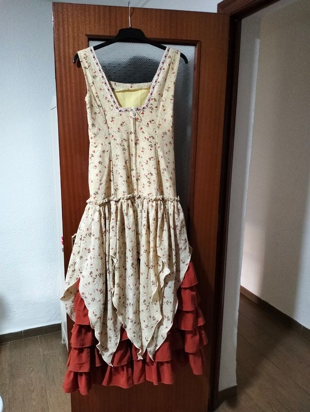 Ya está aquí el Rocío,vestido rociero