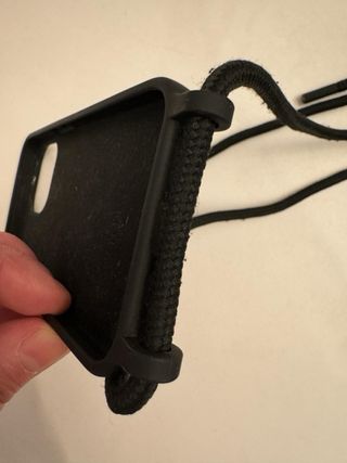 Cover Iphone 13 Pro con laccetto nero