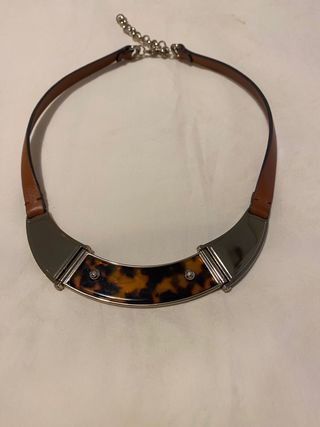 Gargantilla de cuero muy estilosa.