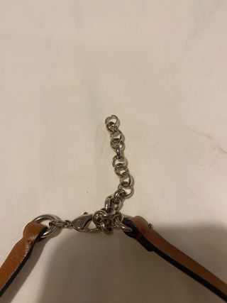 Gargantilla de cuero muy estilosa.