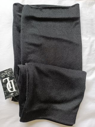 Falda /tejido elástico Tiene forro