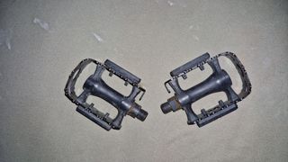 Pedales metálicos