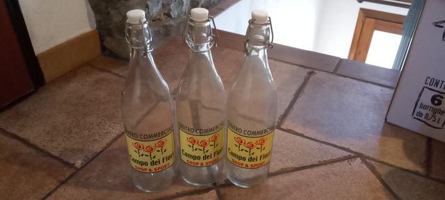 Nuove tre bottiglie vetro