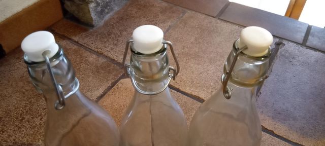 Nuove tre bottiglie vetro