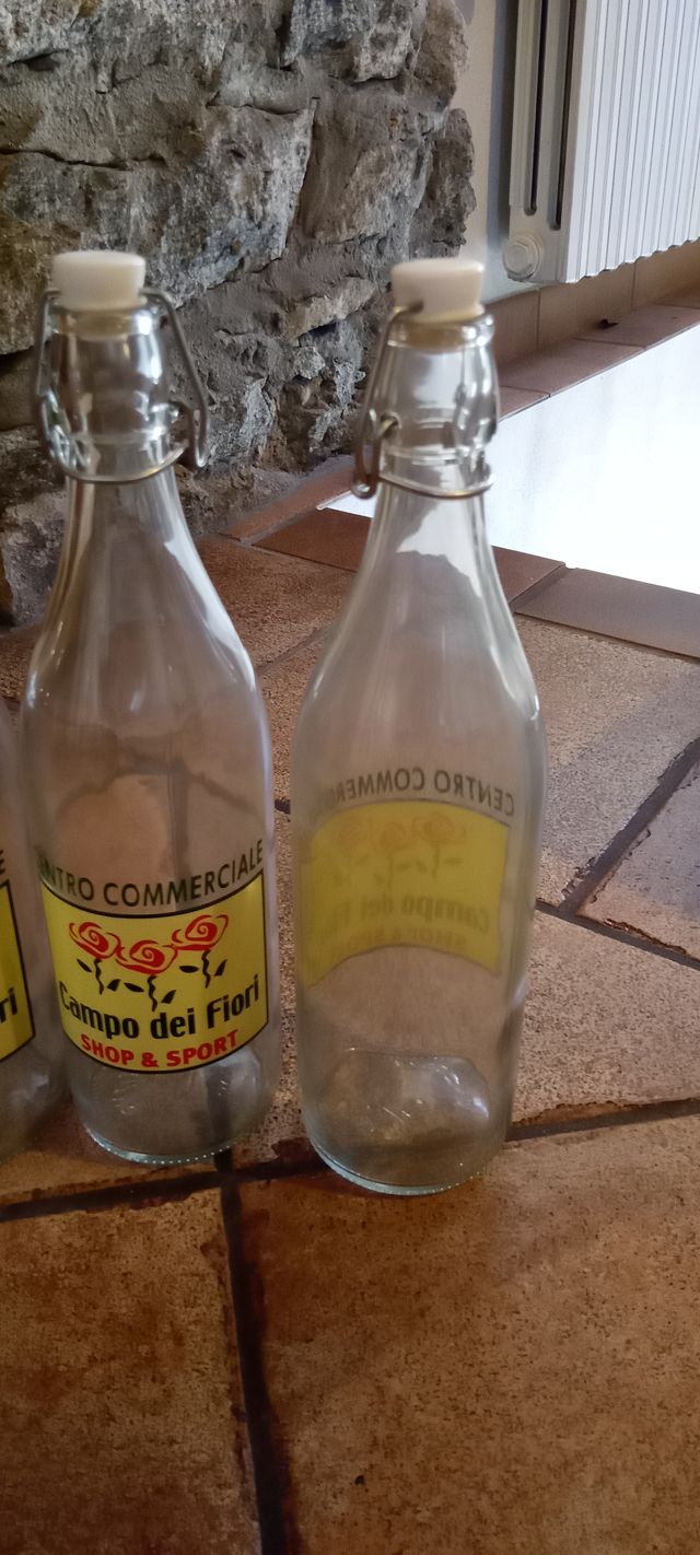 Nuove tre bottiglie vetro