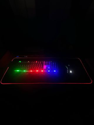 Teclado,alfomfrilla y ratón