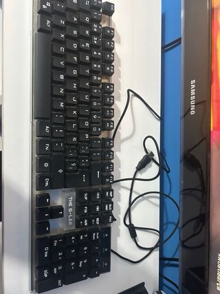 Teclado,alfomfrilla y ratón