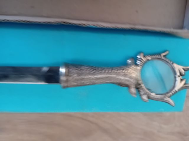 Abre cartas con lupa