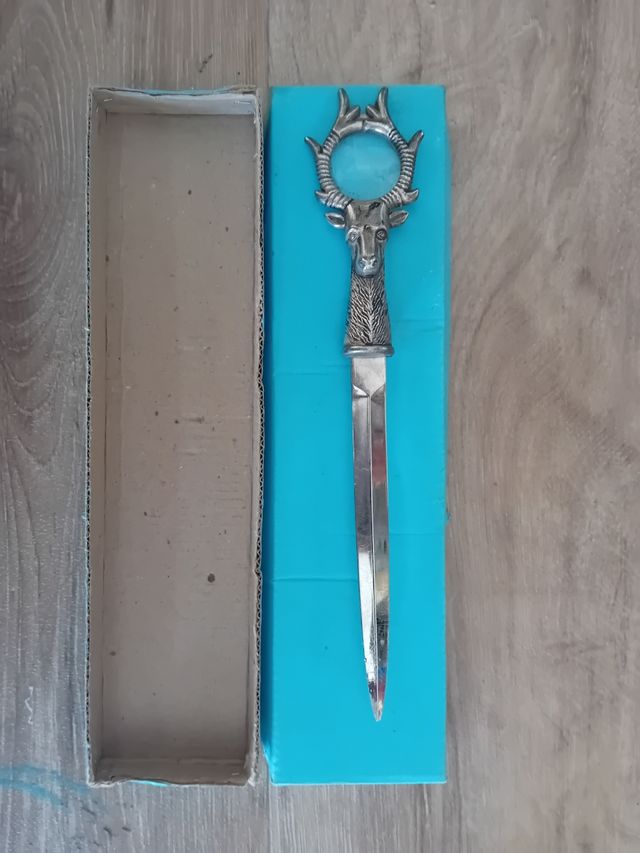 Abre cartas con lupa