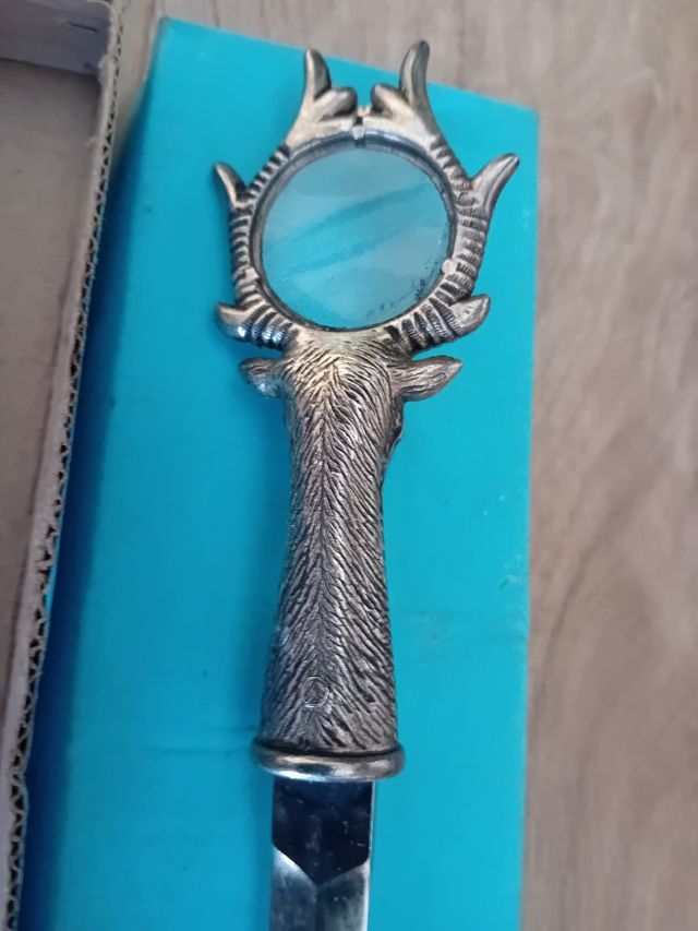 Abre cartas con lupa