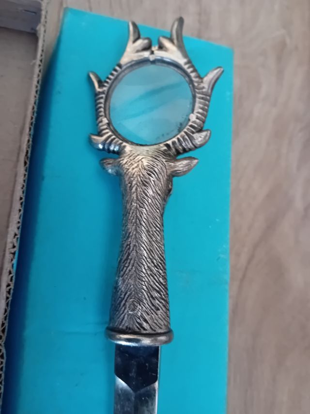 Abre cartas con lupa