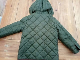 Abrigo verde caza niño