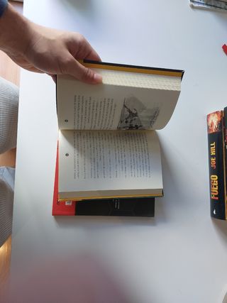 2 LIBROS DE "LAS FIERAS FÚTBOL CLUB".