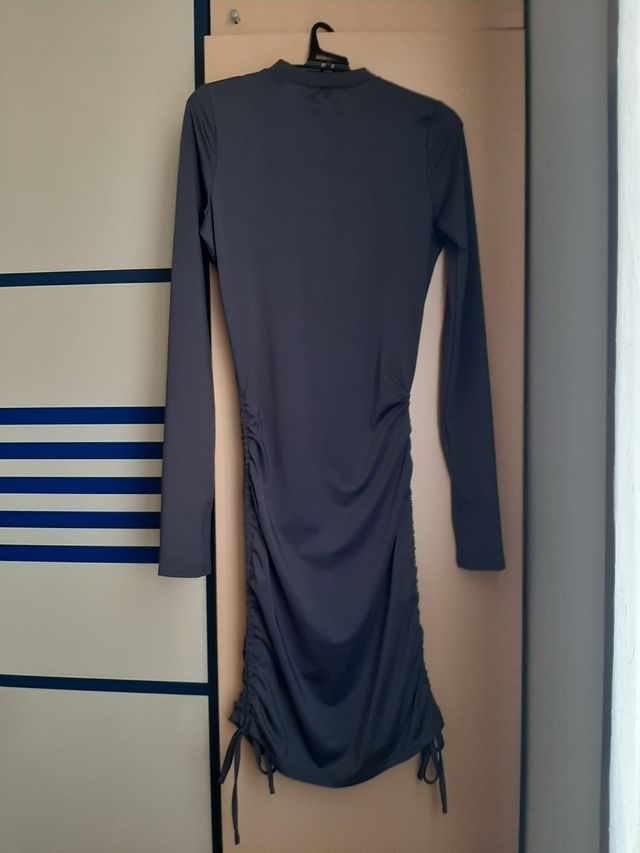 Abito grigio elasticizzato con lacci 