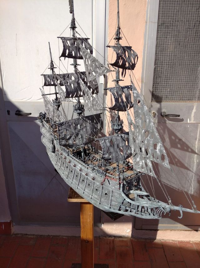 Barco pirata el holandés errante echo a mano